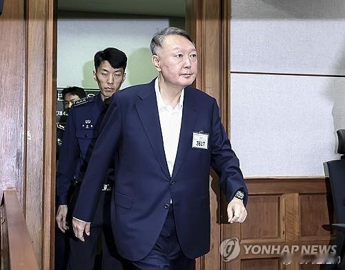 65岁的尹锡悦出庭受审，头发花白，面容憔悴，瘦了很多。 ​​​