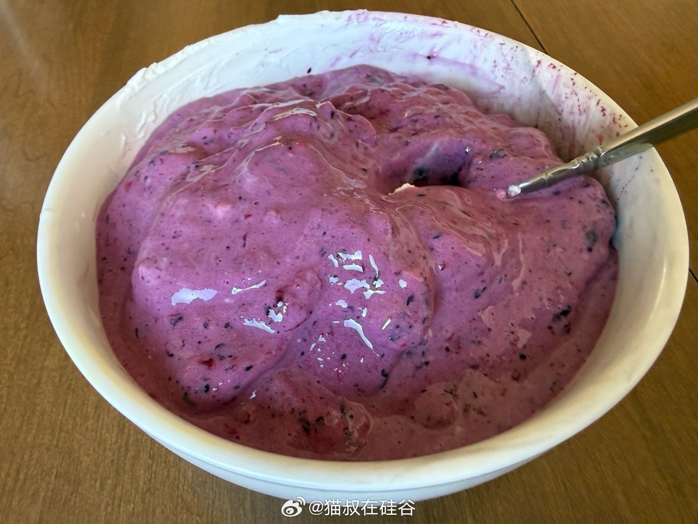 今日晚餐：无脂希腊酸奶、冰冻三重莓果（草莓蓝莓蔓越莓）、冰冻野生蓝莓、蛋白粉、半