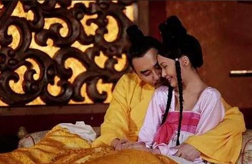 公元1561年秋夜，嘉靖帝喝醉了酒，召幸13岁的小宫女尚氏。玩到尽兴时，尚氏在帐