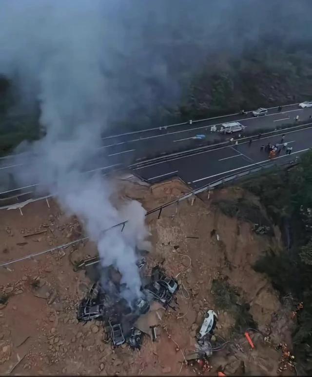 梅大高速塌方，现在仍在救援中，有家属说他们一家5口都失联，这可是一个令人心里不安