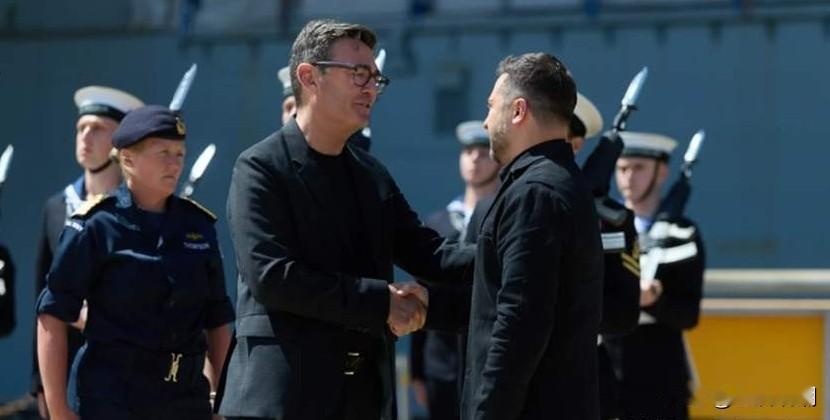 英国新首相伯纳姆也不是个善类，送择在航母上与泽连斯基洽谈，就是想向俄罗斯释放强硬