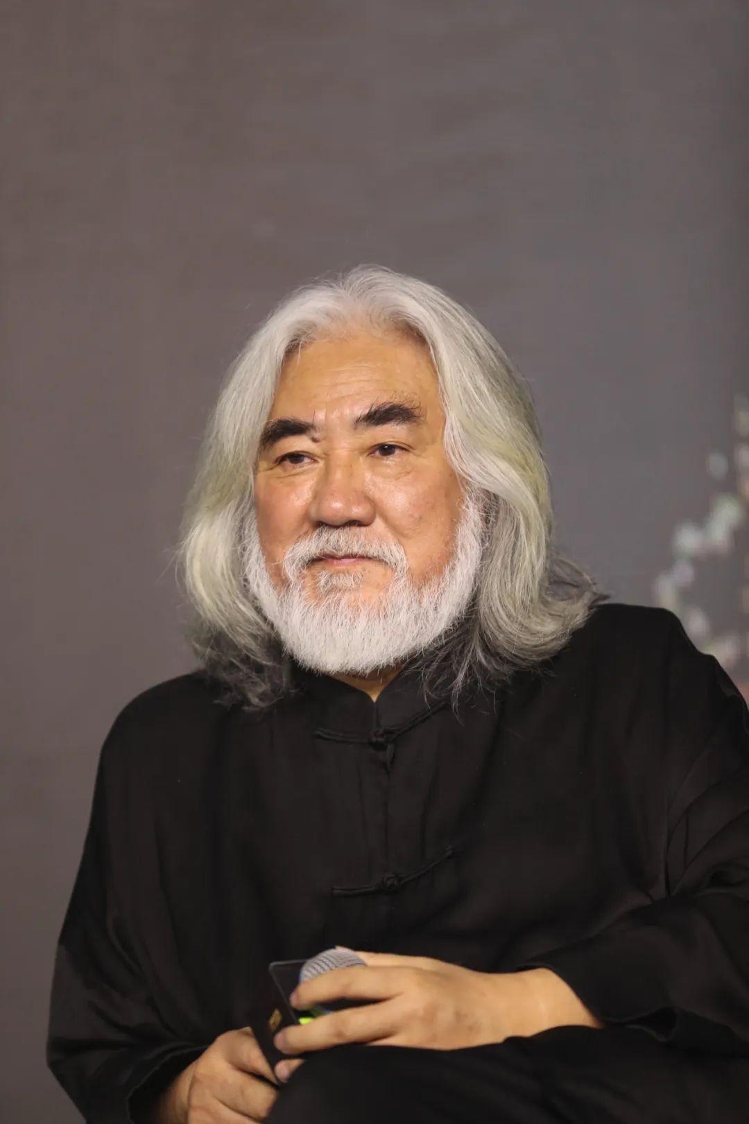 张纪中杜星霖一家子出去游玩。张纪中当众骂杜星霖，头都抬不起来，对不起，我真的没办