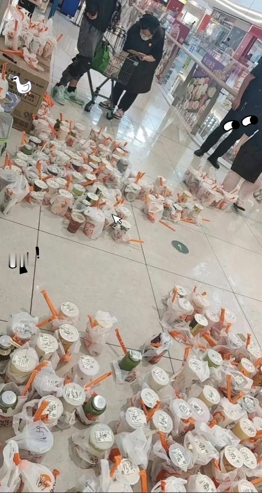 救命！商场惊现“奶茶坟场”，骑手找疯了…
 
家人们谁懂啊！今天在商场看到震撼一