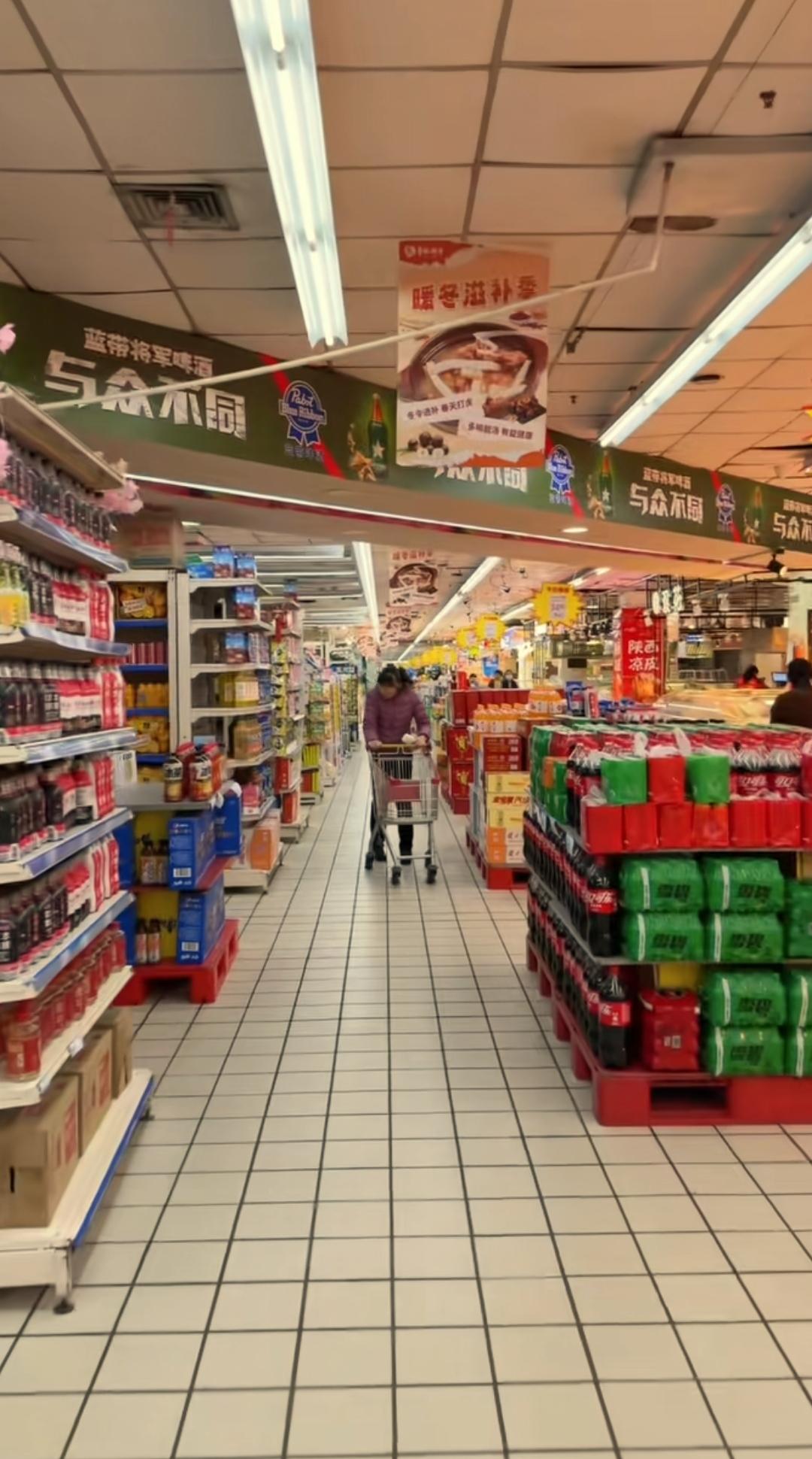 还是要祝贺本溪。最近有热心市民发现本溪华联超市永丰店货架上摆满了新鲜的商品，这对