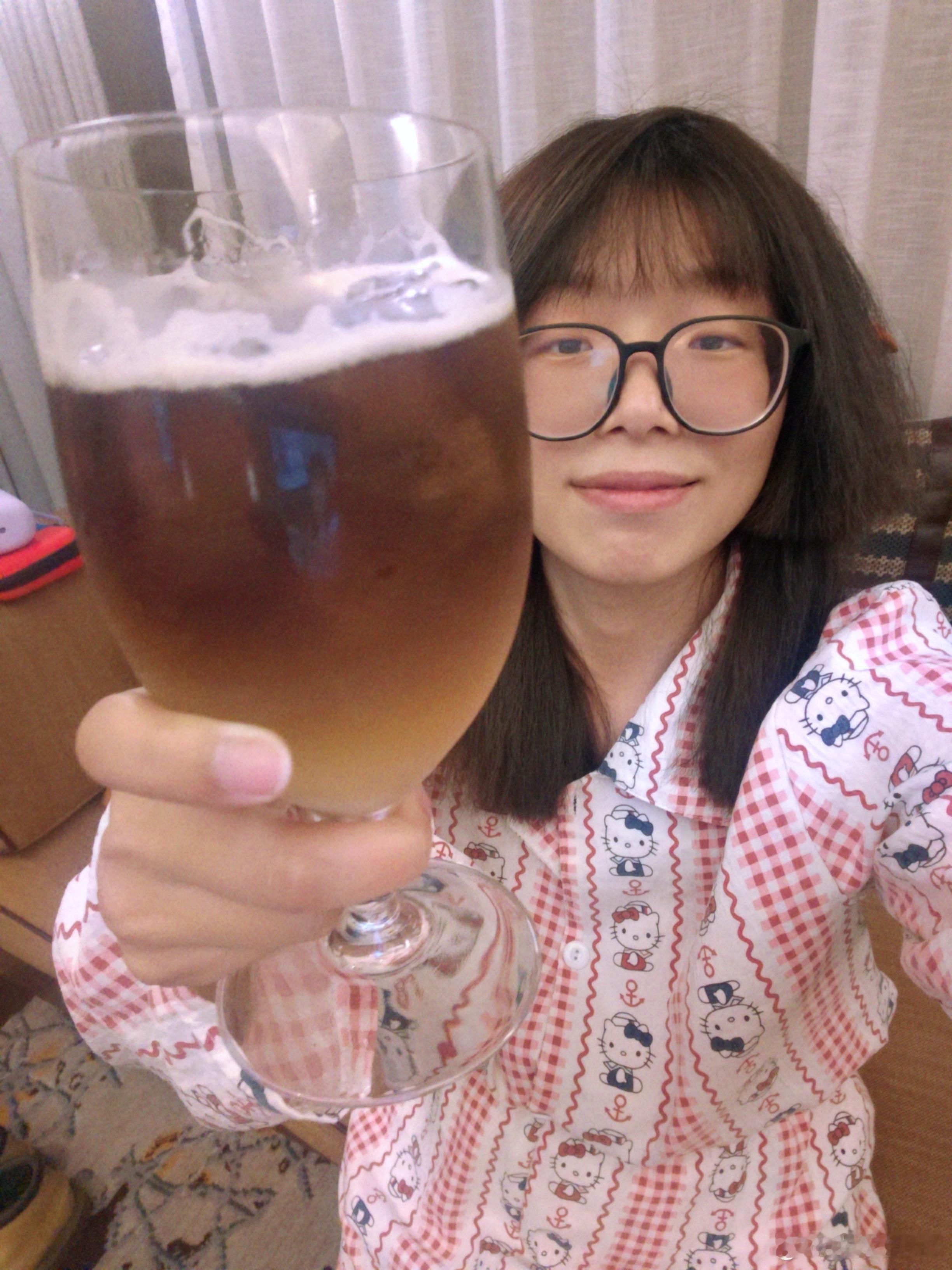 不得行啊兄弟们，这玩意上头的很人菜瘾大已经兑了可乐了还是顶不住，差不多5.2度但