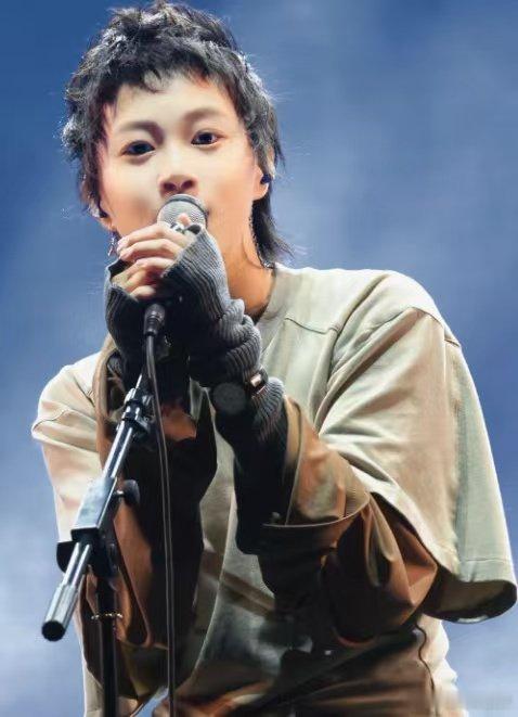 一代人终将老去但音乐永远年轻歌手2026音乐最厉害的地方在于，它能让二十岁的人和
