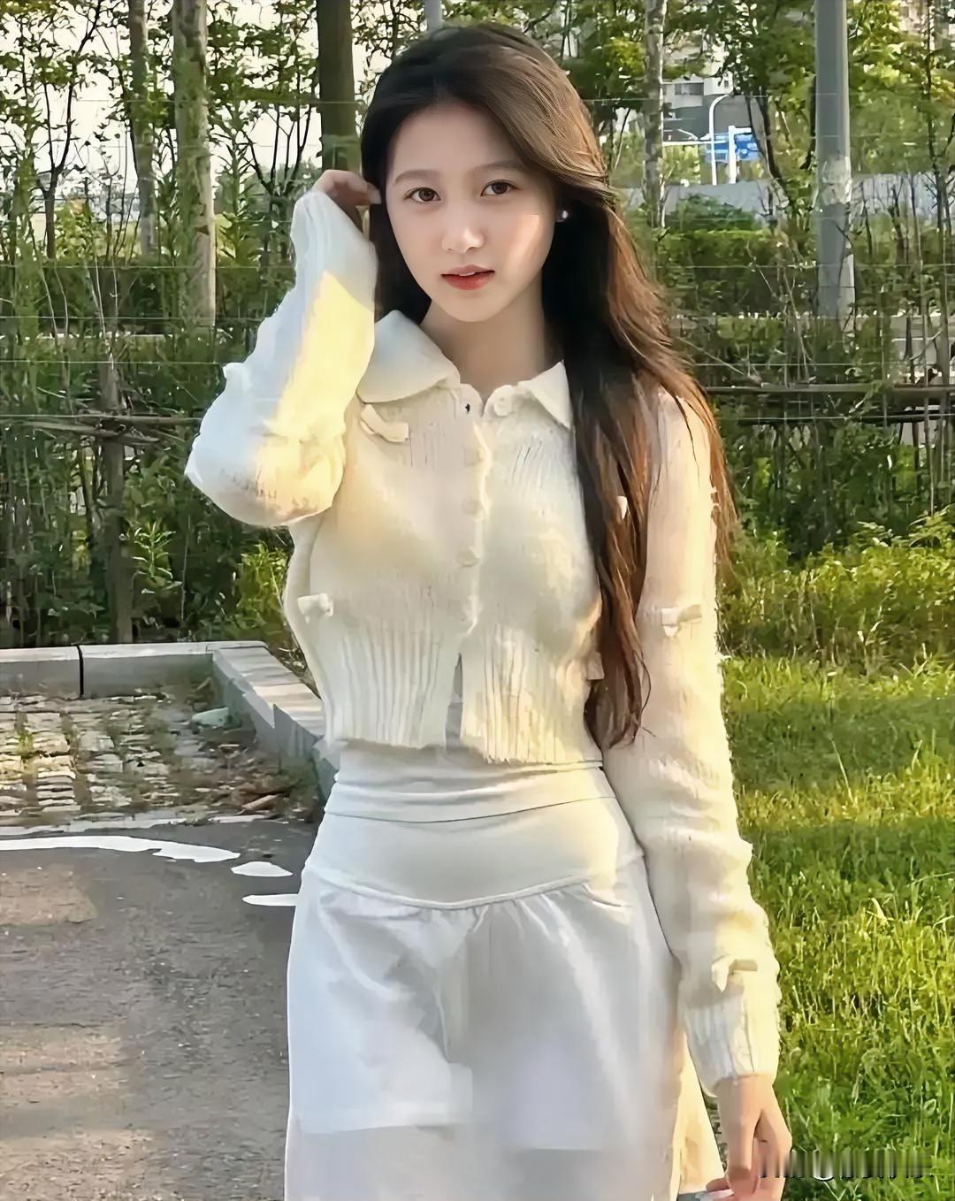 佳人于夕阳之下缓缓漫步，此般美景着实令人沉醉不已。恰似近日市区人民公园夕阳西下之