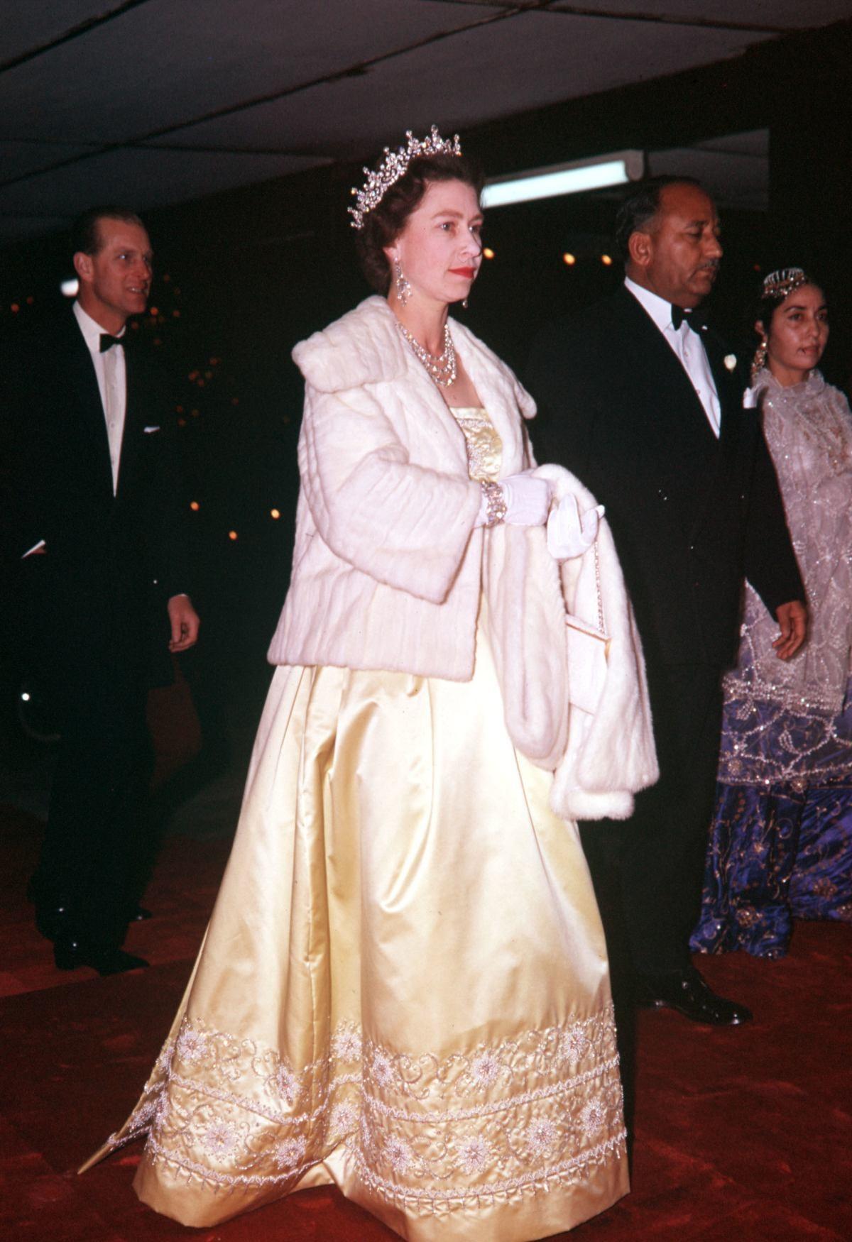 1961年2月10日，伊丽莎白二世女王👸🏻访问巴基斯坦拉合尔，当晚她盛装出席