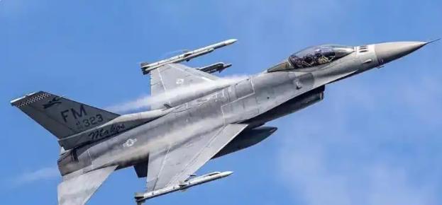 忍无可忍！美国首批F-16V战机启程运往中国台湾地区，在国防部发出严正警告之后，
