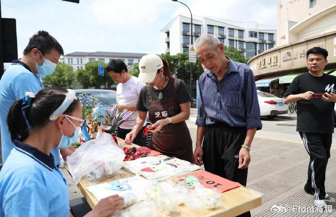 台州这场特殊的义卖藏着最动人的坚持 一串串珠子、一幅幅画作，近200件作品背后，