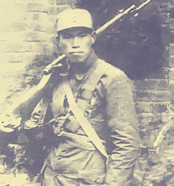 1937年平型关战役，25岁的营长梁兴初冲入敌阵与日军白刃搏杀，战后浑身是血瘫倒