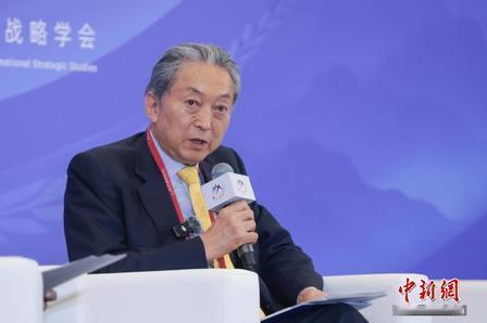 彻底打脸高市早苗！日本前首相专程赴华致歉，当着全球各界的面，说了她最不愿听见的实