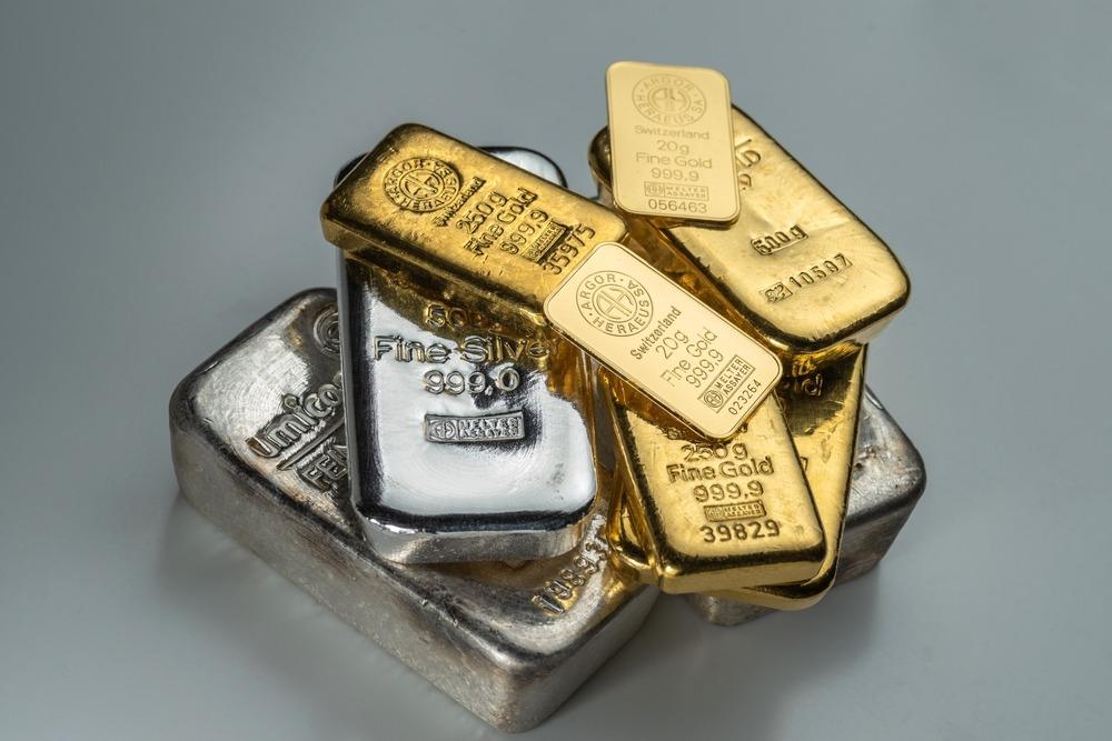 现在市场上最反直觉的一个现象是：战争阴云越来越浓，黄金和白银不涨反跌。

很多人