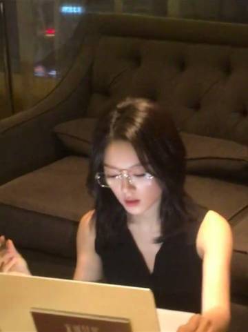 赵今麦眼镜杀很难不被这组造型惊艳。细框眼镜恰到好处，不会过于厚重，黑背心利落大方
