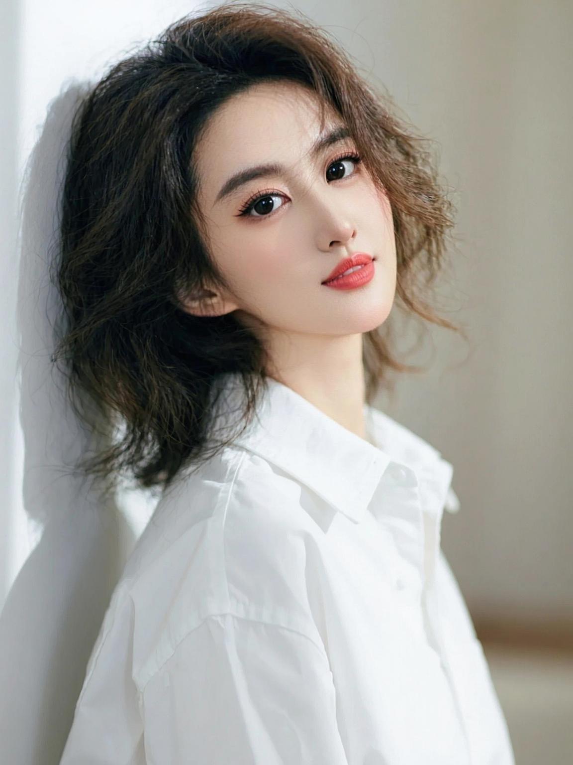 蓬松氛围感写真 抖音ai创作 女生们 白色上衣女款高级感