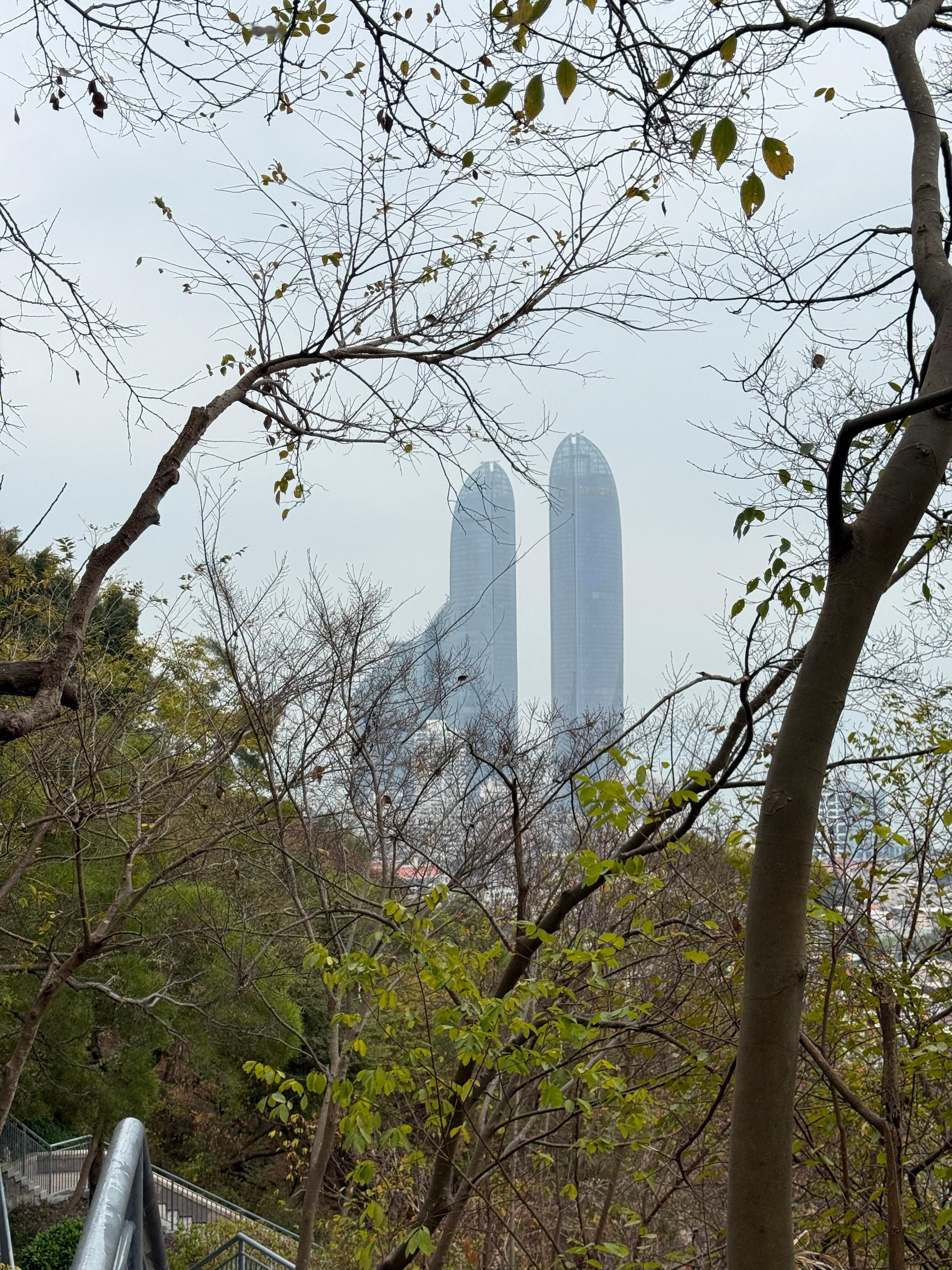 这么多年下来一直被耳濡目染，所以也跟着虔诚一点刚好理发师搬到了中山路来，每次剪完