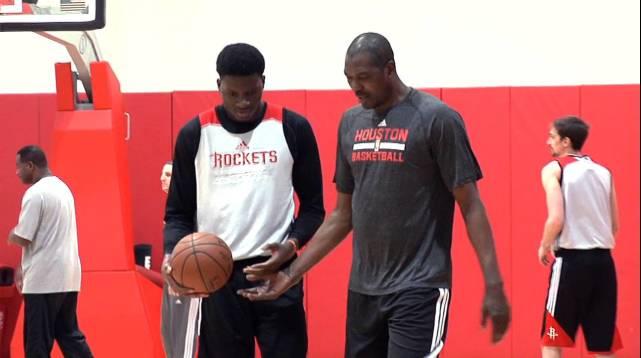 火箭队的卡佩拉确实是一位被低估的前锋，虽然他在火箭队当中，本赛季只拿到了670万