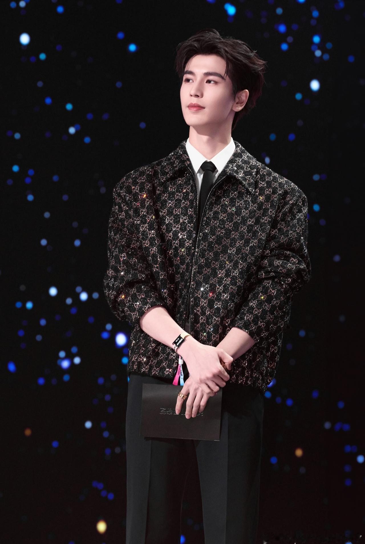 张凌赫 zlh  白年好赫 

“遇见你爱意汹涌 看世间万物都浪漫心动”𝓜𝓮