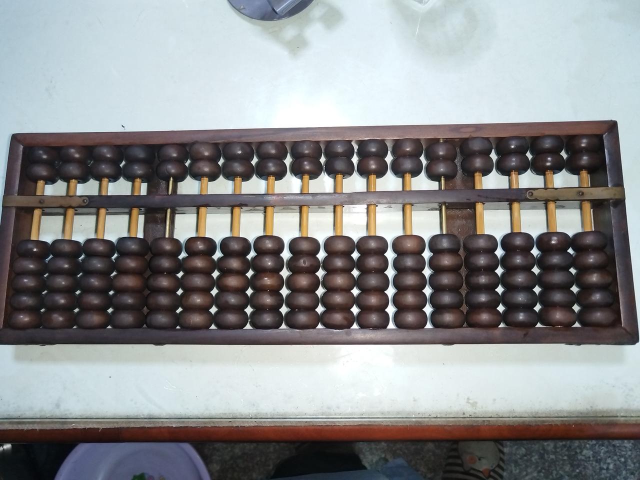 我家就收藏了一个完整无缺的紫檀算盘。 没什么用，上面都是灰尘，为了回复这个问题，