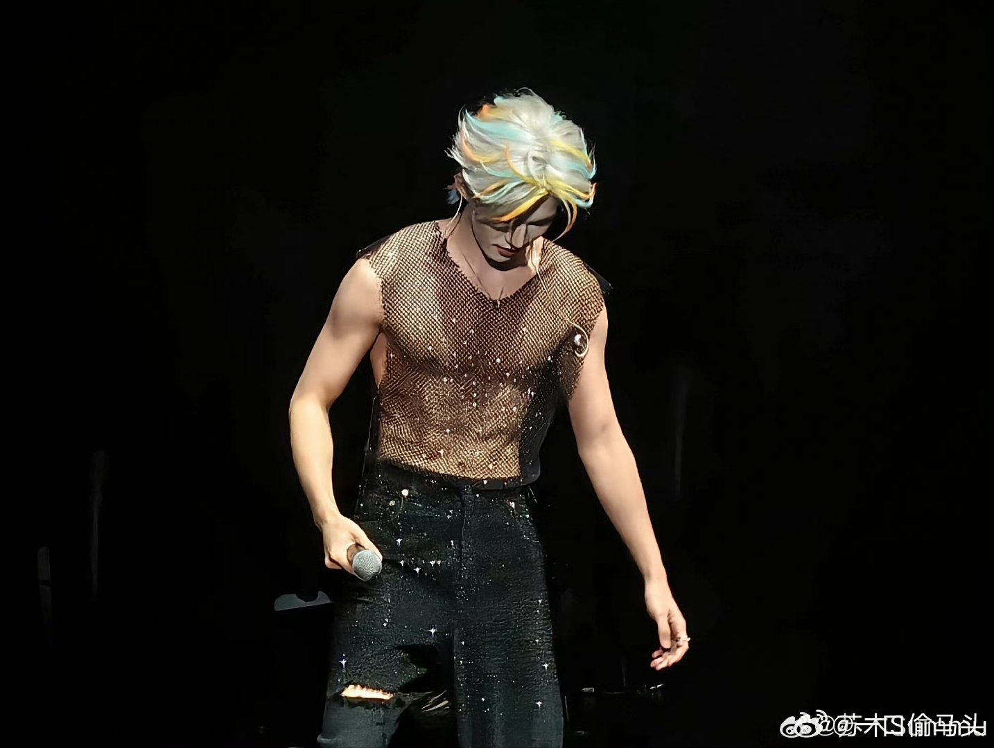 云旗把云熠应援色染头上了撕漫男本人没错了，现场粉丝也太幸福了，云旗直接把应援色染