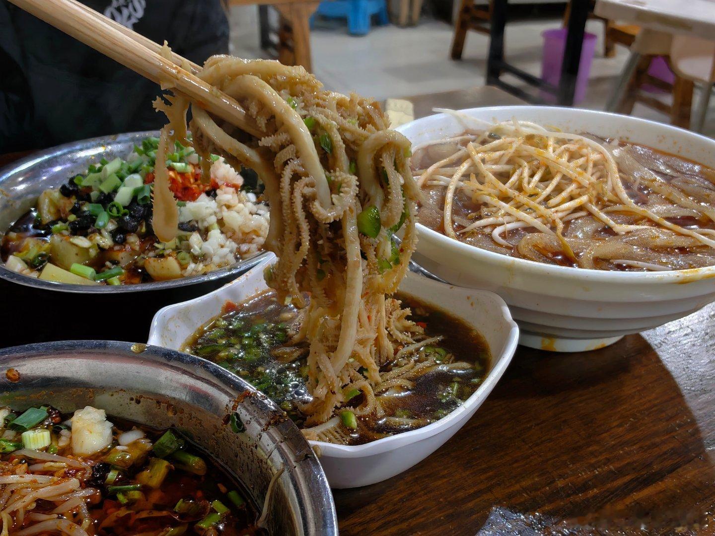 成都南门local老店 老板是蔚来的销售我萤火虫就是找他买的，吃过一次直接原地呆