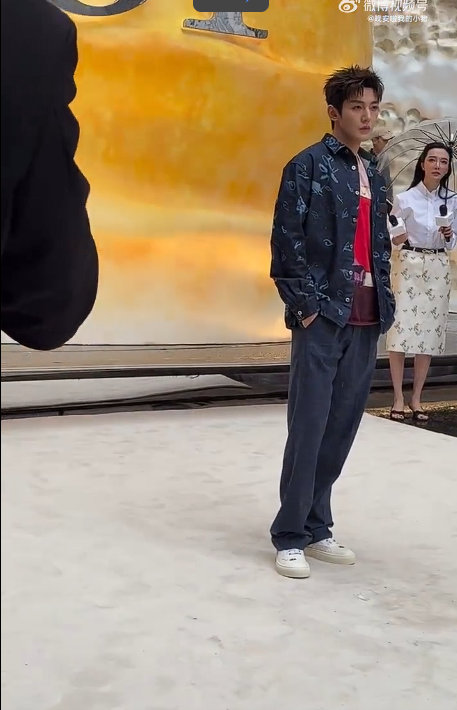 邓为Dior南京活动路透 下雨也挡不住邓为出图  邓为Dior南京活动路透，下雨