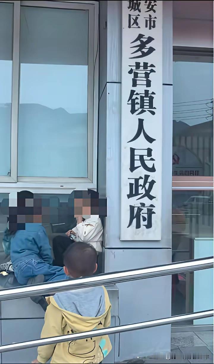 宜宾多营镇长心胸大呀，换成我们那里的话，小孩子在牌子上乱涂乱画，估计他们的家长已