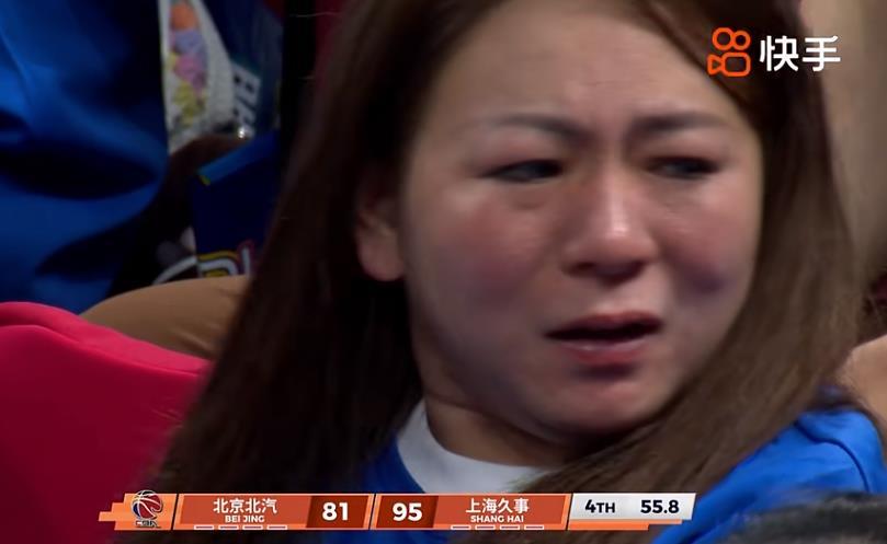北京首钢球迷这场球看的真的太难受了，他们留下了痛苦的眼泪，从上半场领先16分的天