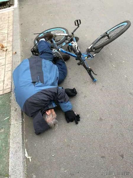 “讹人讹出新高度！”山西大同，有博主称，其驾车在小区右转后，十米外的老人骑自行车