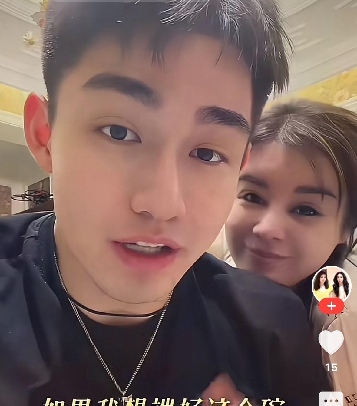 于文红的小男友任任在直播间里直接喊话：我不玩心眼，要靠直播自己挣钱。
这话一出，