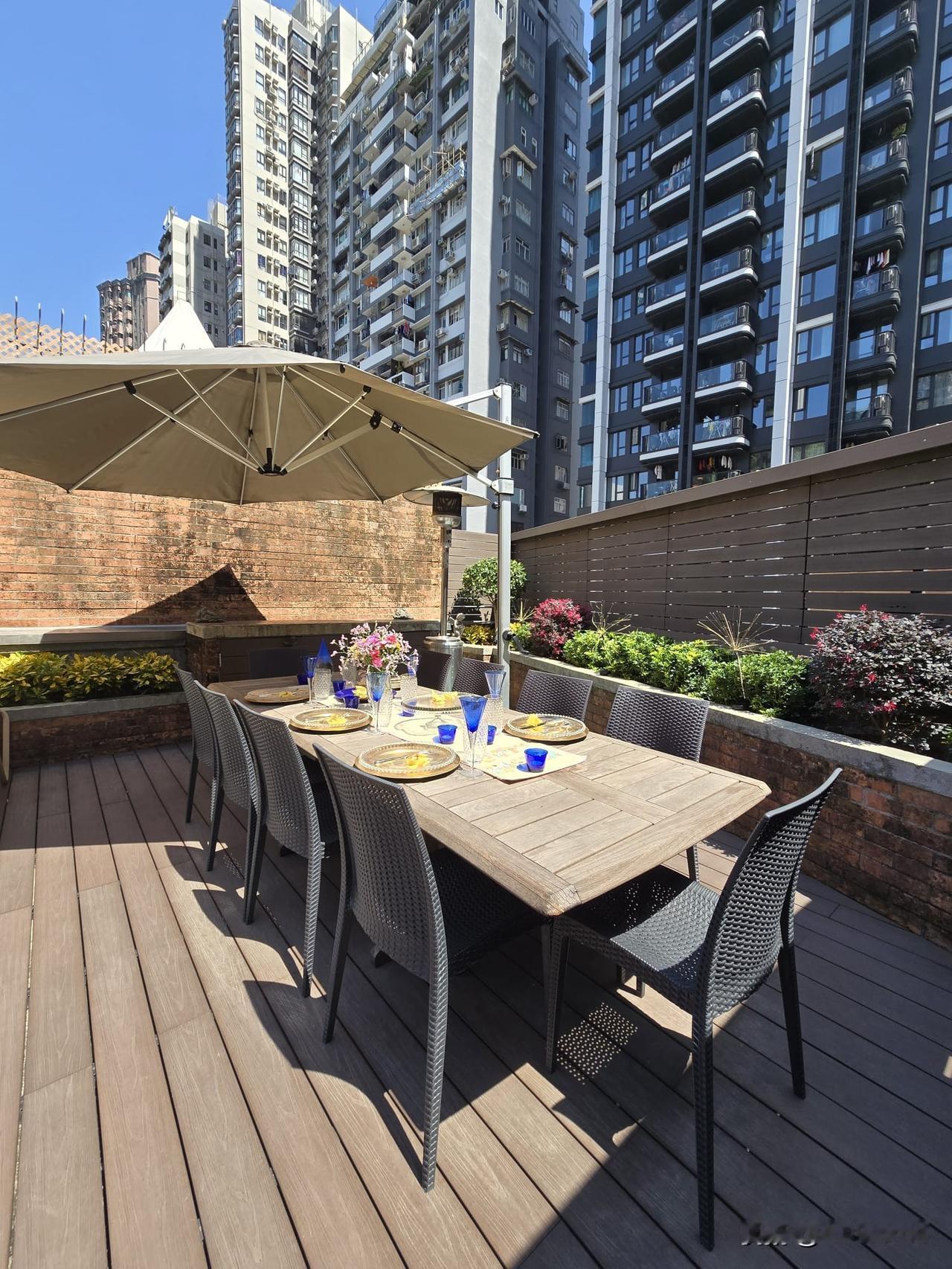 跑马地天台花园私藏｜在繁华中独享一片星空
今天带客户看了跑马地这套超稀有的低密度