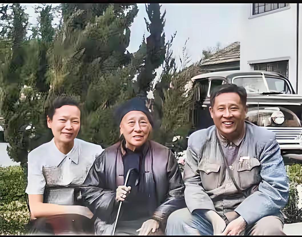 这是何香凝和廖承志，以及儿媳经普椿的真实样貌，都看看吧，一家三口在60年代留下这