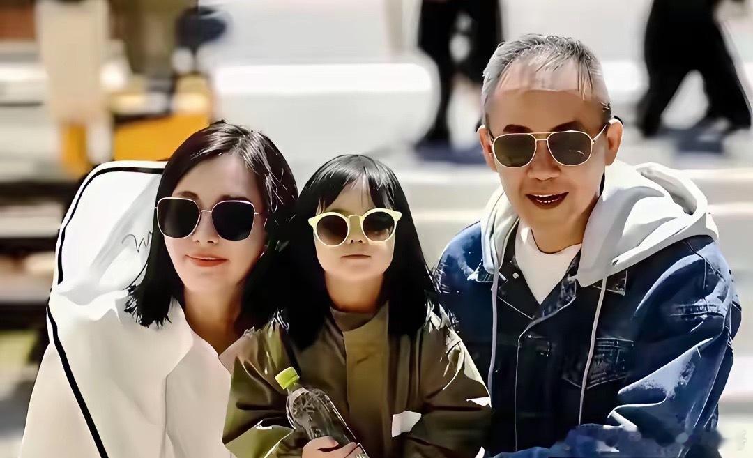 王石的女儿已经到了上小学的年纪，妈妈每天培养她一起做家务，洗碗，包饺子，一看就是