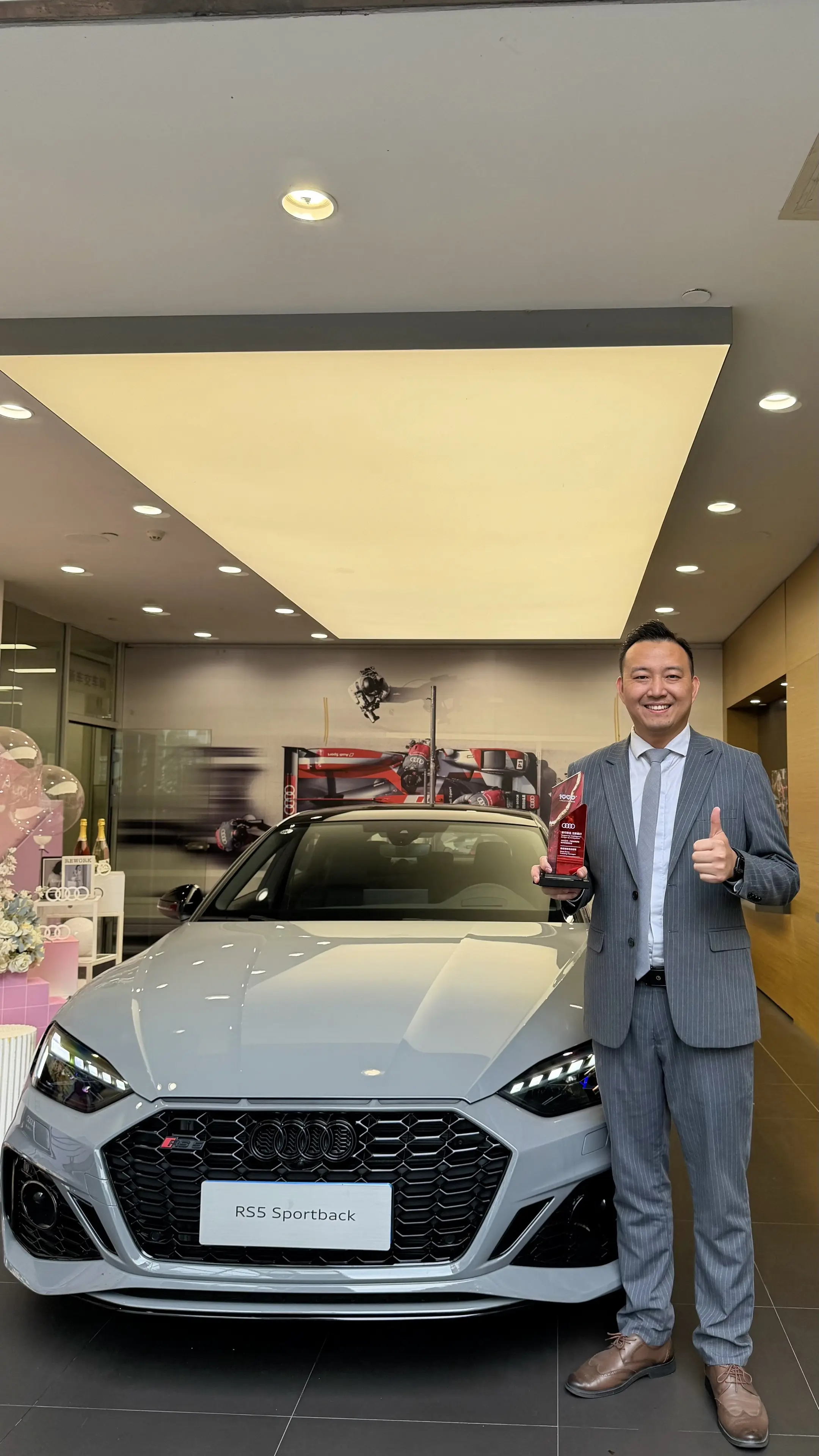 辛苦了一年拿了个奖，终于开上了心心念念的rs5，本月全新rs5亮相发布