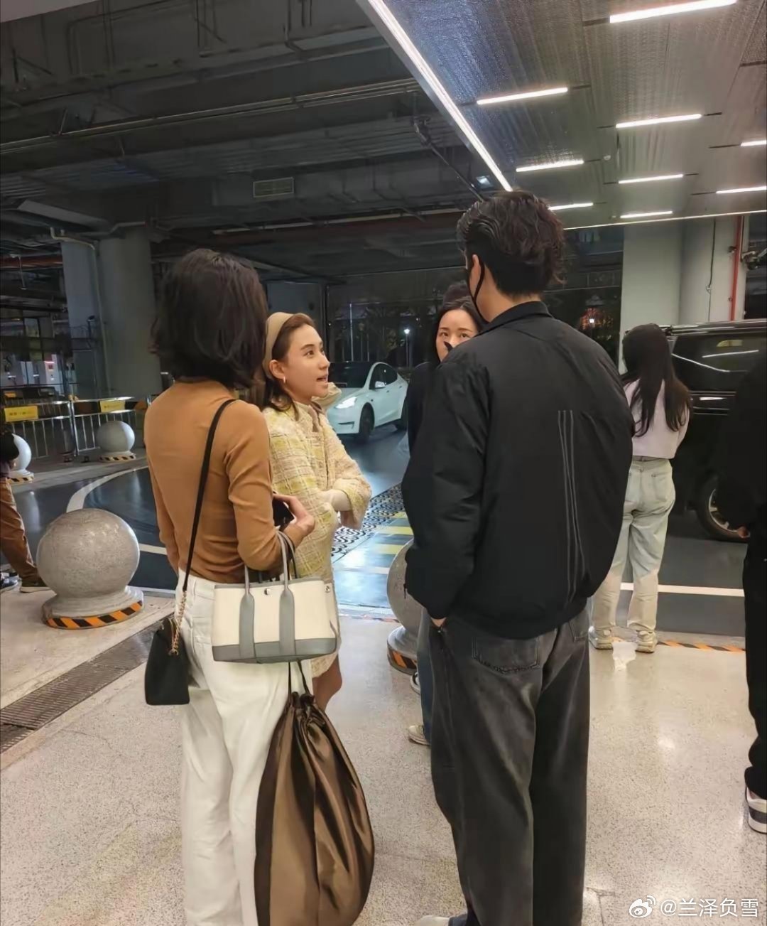 网友在澳门偶遇何超莲，生图状态和镜头里有点不一样，自带生活化的氛围感。 ​​​
