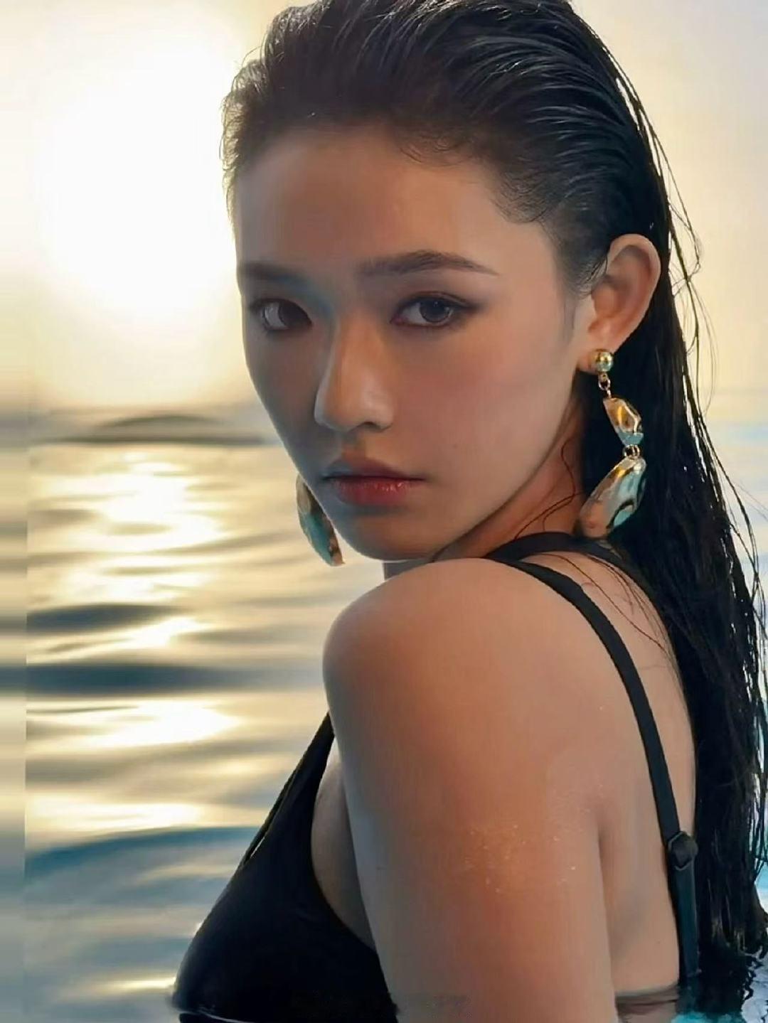 林允湿发黑皮水中大片 家人们谁懂啊！林允这组湿发黑皮水中大片，完全打破传统审美，