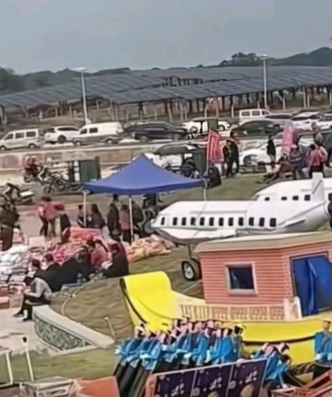 祭祖仪式感，就没有你想不到的。
潮汕祭祖，飞机，坦克，豪车，游艇，各种家具，家电