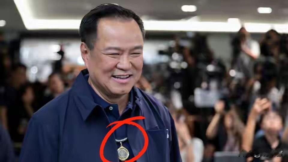 戴佛牌的大麻廷，全名叫阿努廷·参威拉军，中文名陈锡尧，这一次的泰国下议院选举，他