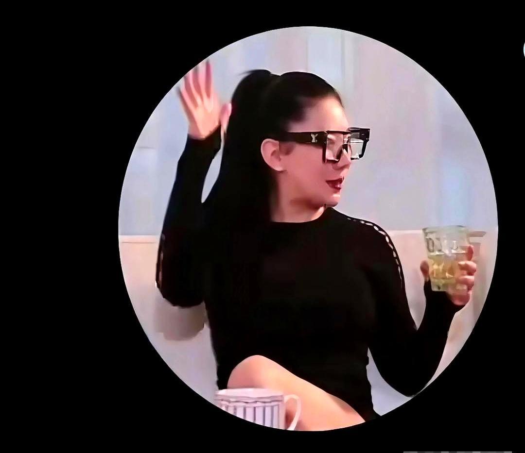 谢霆锋的胸肌，还没他爸前女友的大？49岁的Coco直播间一句话，直接把47岁的谢