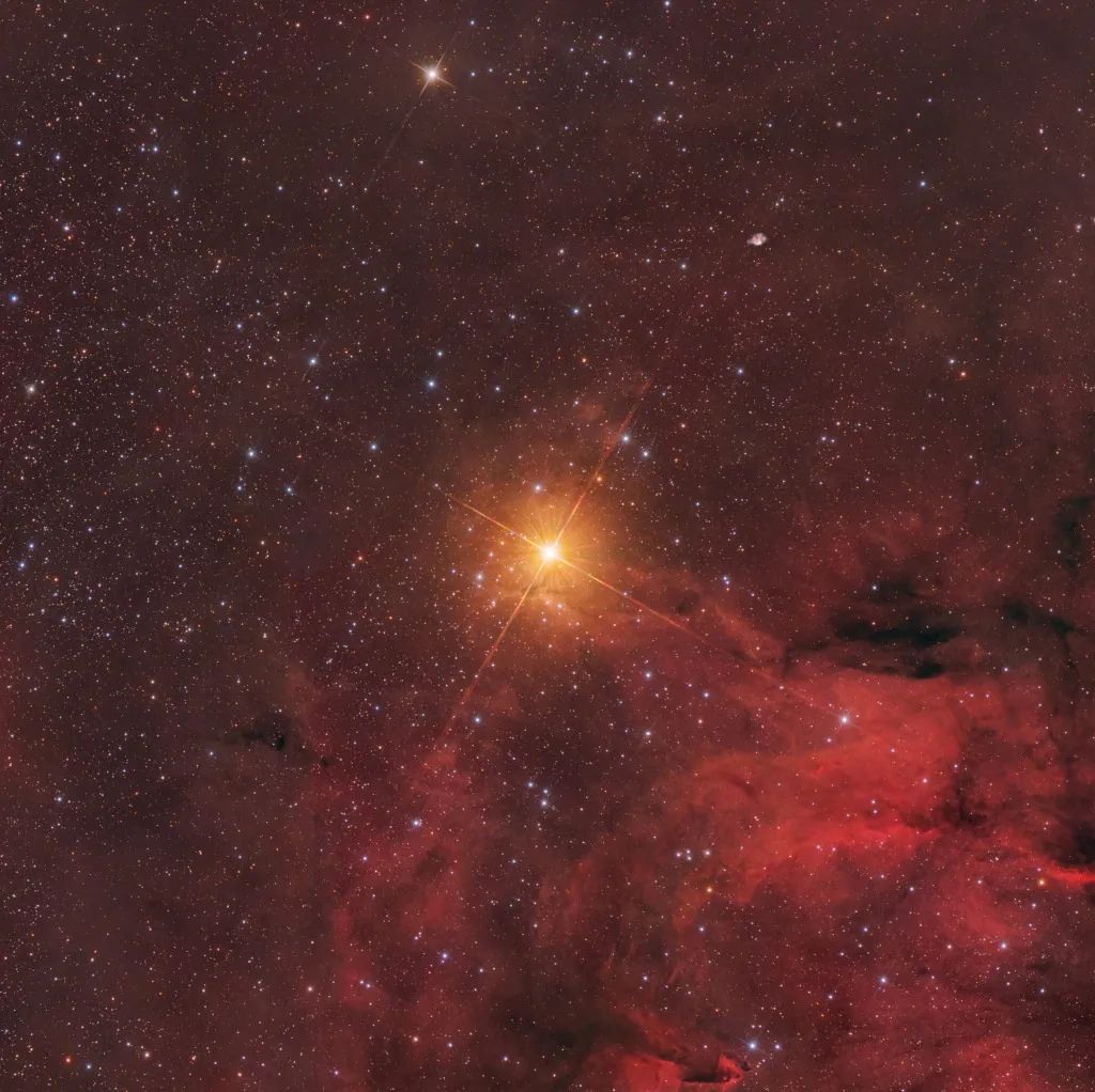 造父四被誉为宇宙中的巨人。它是一颗M型超巨星，比太阳庞大1500倍，也是肉眼可见