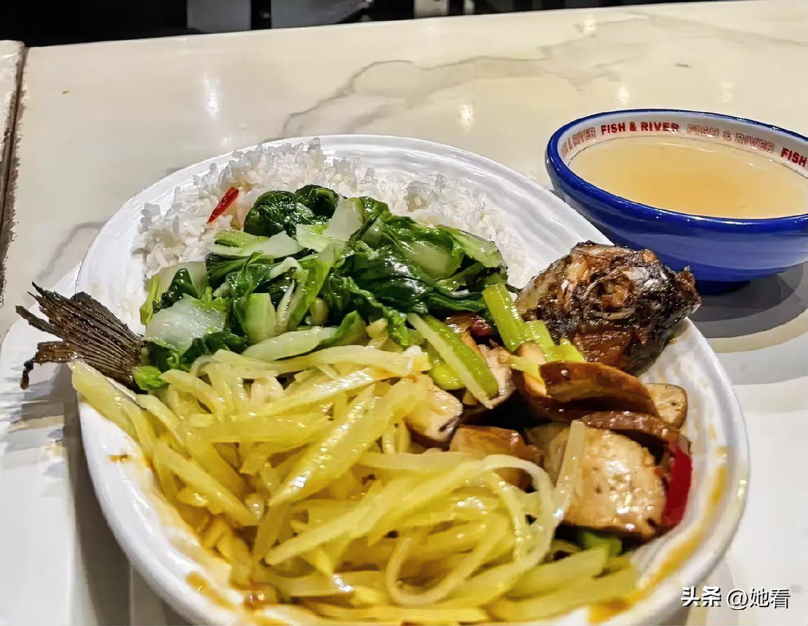 一天两顿饭，午餐合并晚餐：青菜、土豆丝、豆腐干各一份，一个红烧鱼，外加一碗清汤，