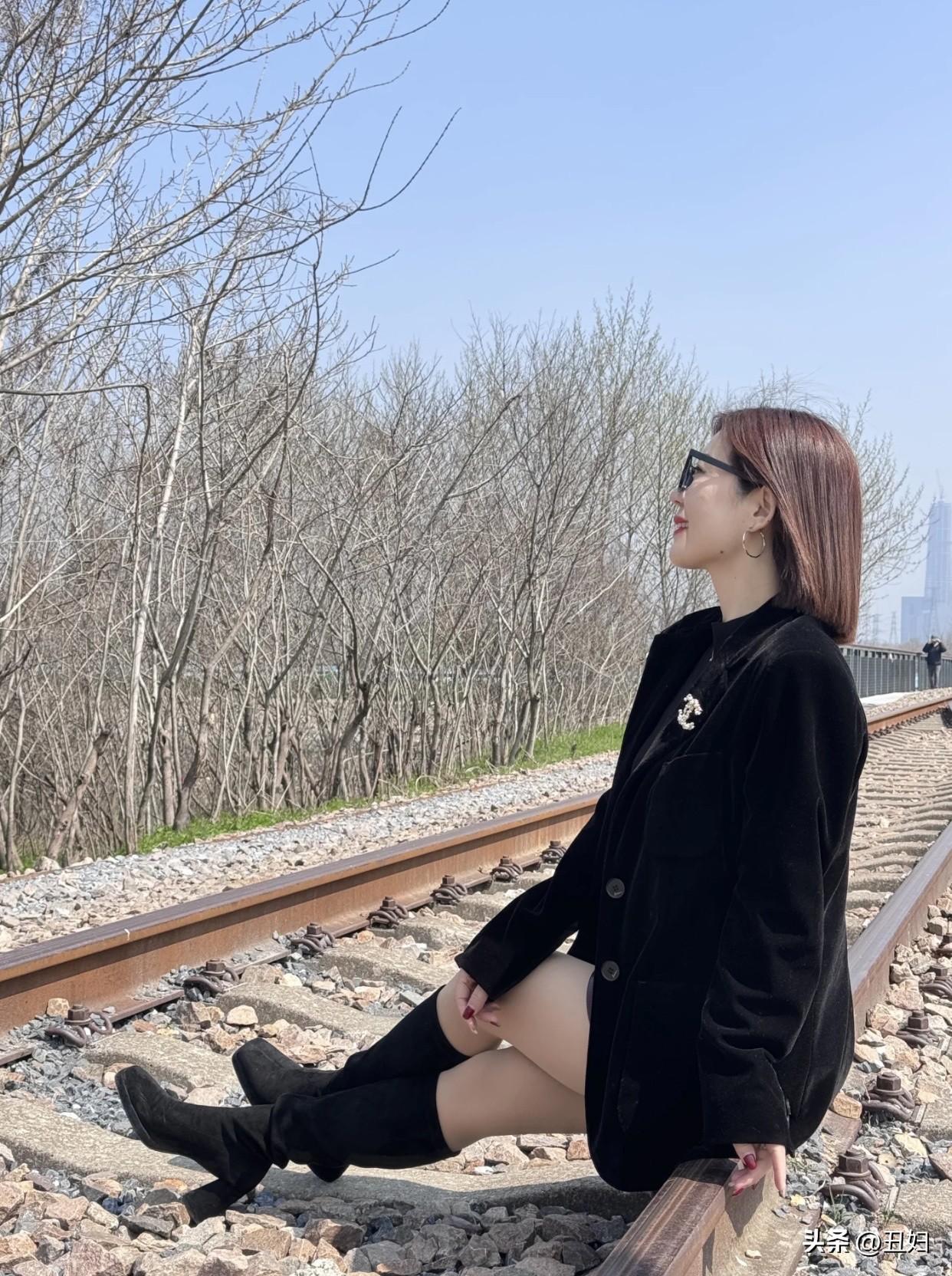 但朴实也有它的妙处。日常上班、居家，简单干净的装扮，舒适又自在。我有个朋友，平时