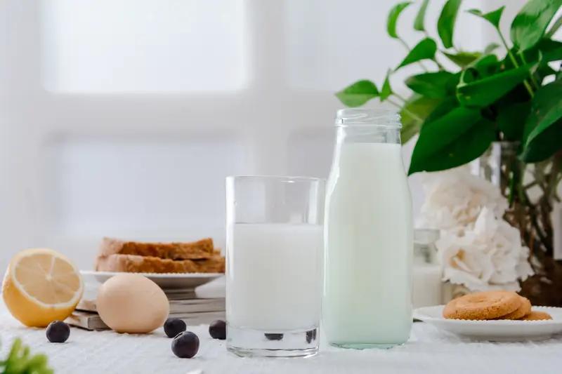 水比牛奶更解渴，这是明确结论，

水的主要成分是H₂O，

能快速被人体吸收补充