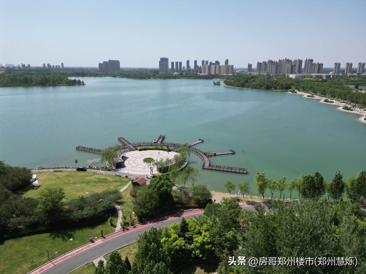 郑州北改善别墅，北龙湖后花园，
环境超级好，临湖临商业的别墅群，
和客户实地来看