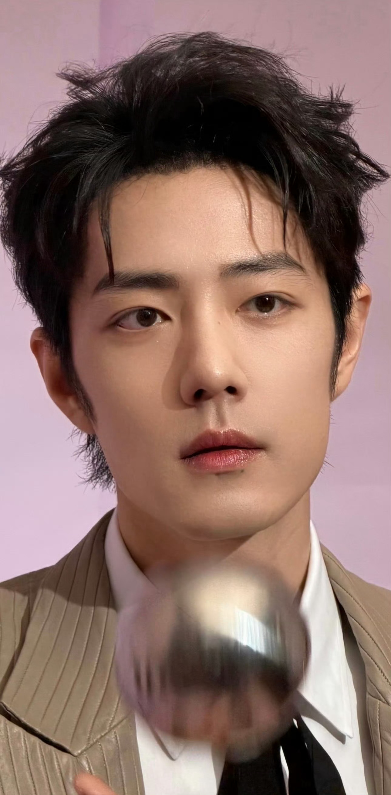 Born to Shine. 天生耀眼。🌟外国人街头采访一眼认出肖战📮倪萍说