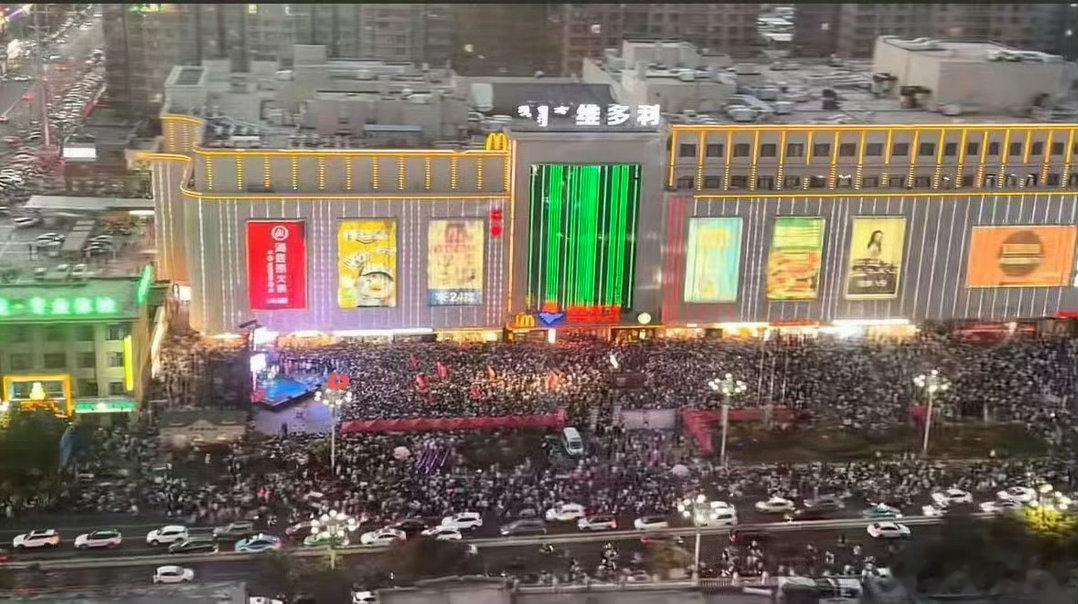 乌兰图雅人气爆棚了💌在家乡的舞台肆意歌唱，台下万人默契合唱，这份独属于民族歌手