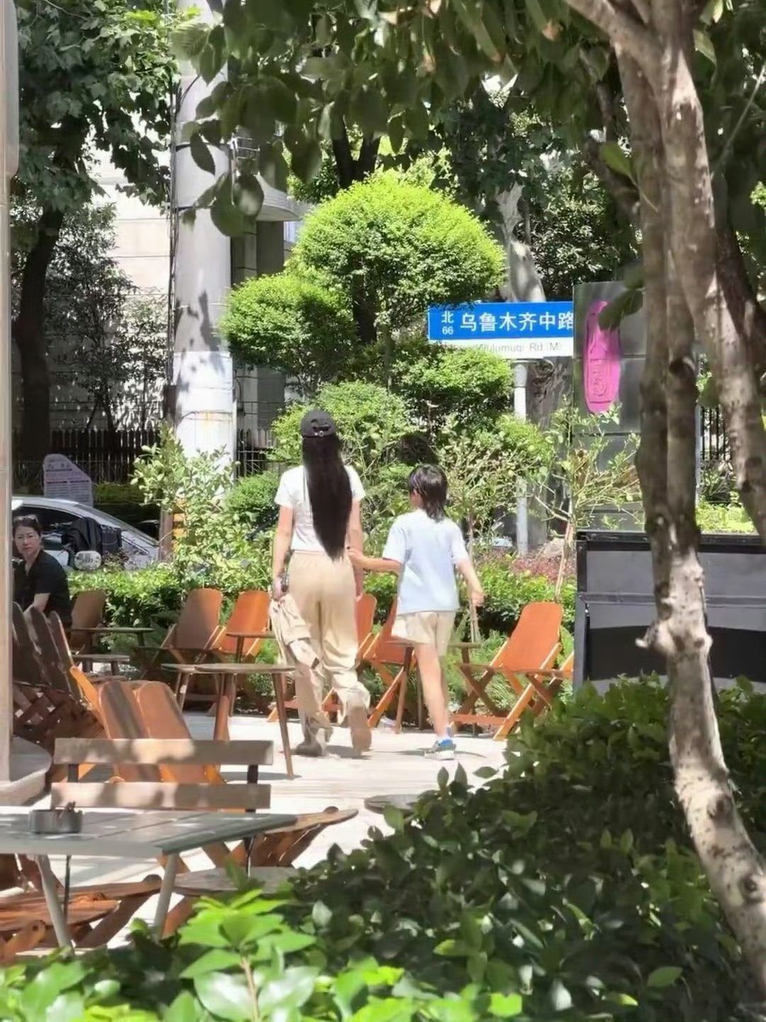 上海偶遇Angelababy小海绵逛街路人镜头之下，小海绵肉眼可见长高不少。母子