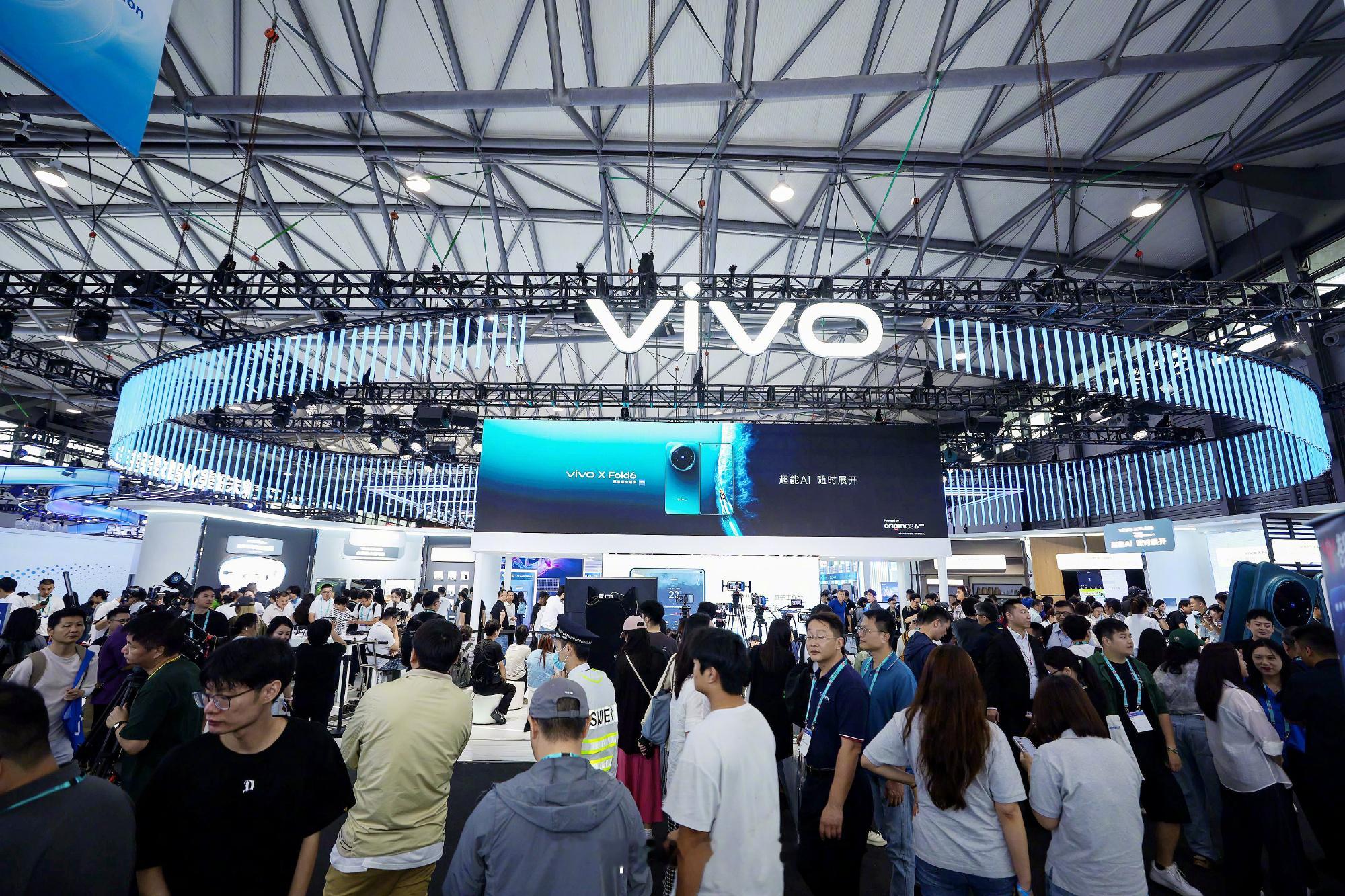 上海MWC现场，vivo展台真的火爆，不少外国友人前来围观最新的vivo X F