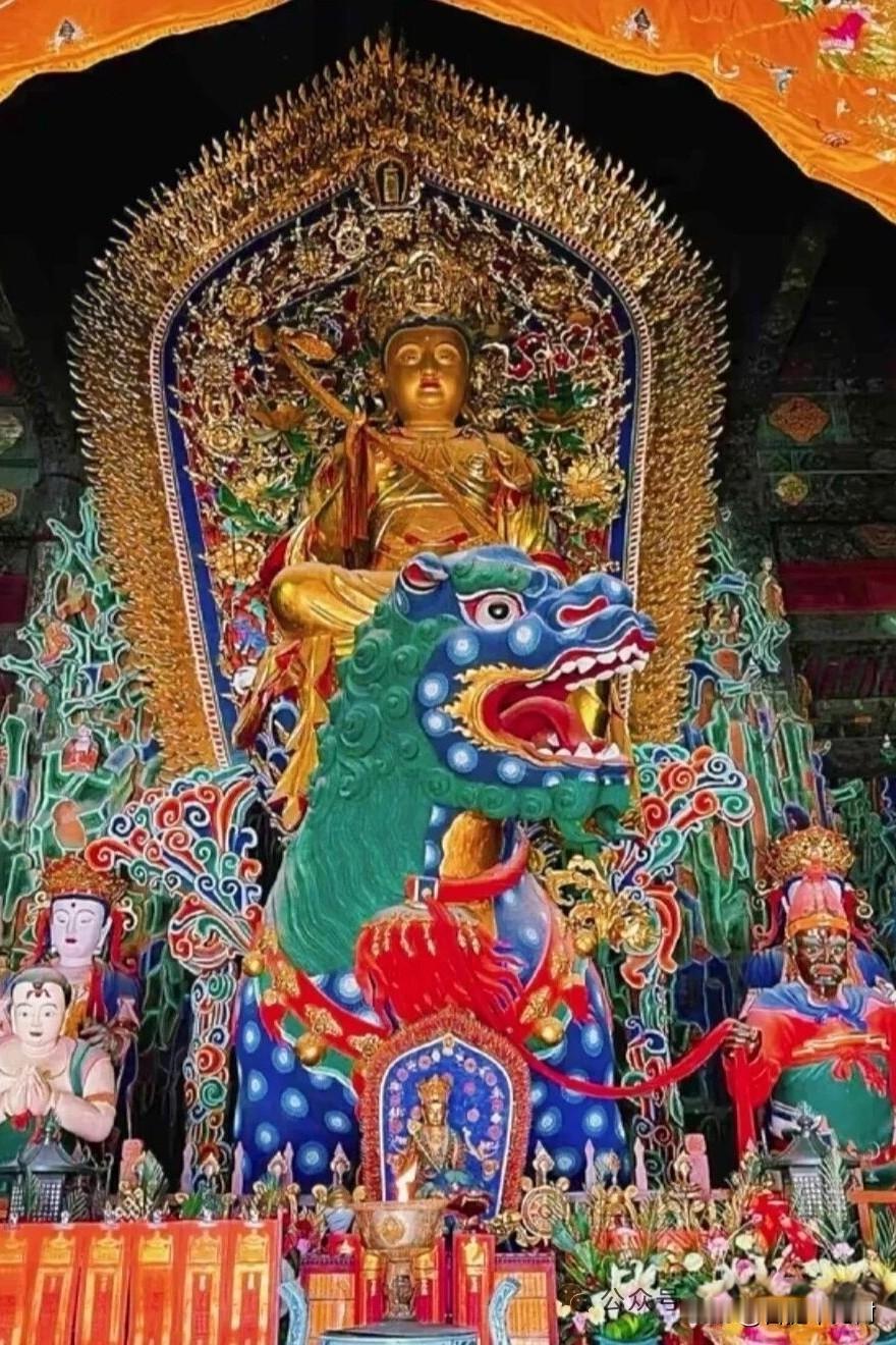 五台山，一眼千年的智慧
 
踏入殊像寺，目光便被那尊明代文殊造像牵住。青狮昂首，