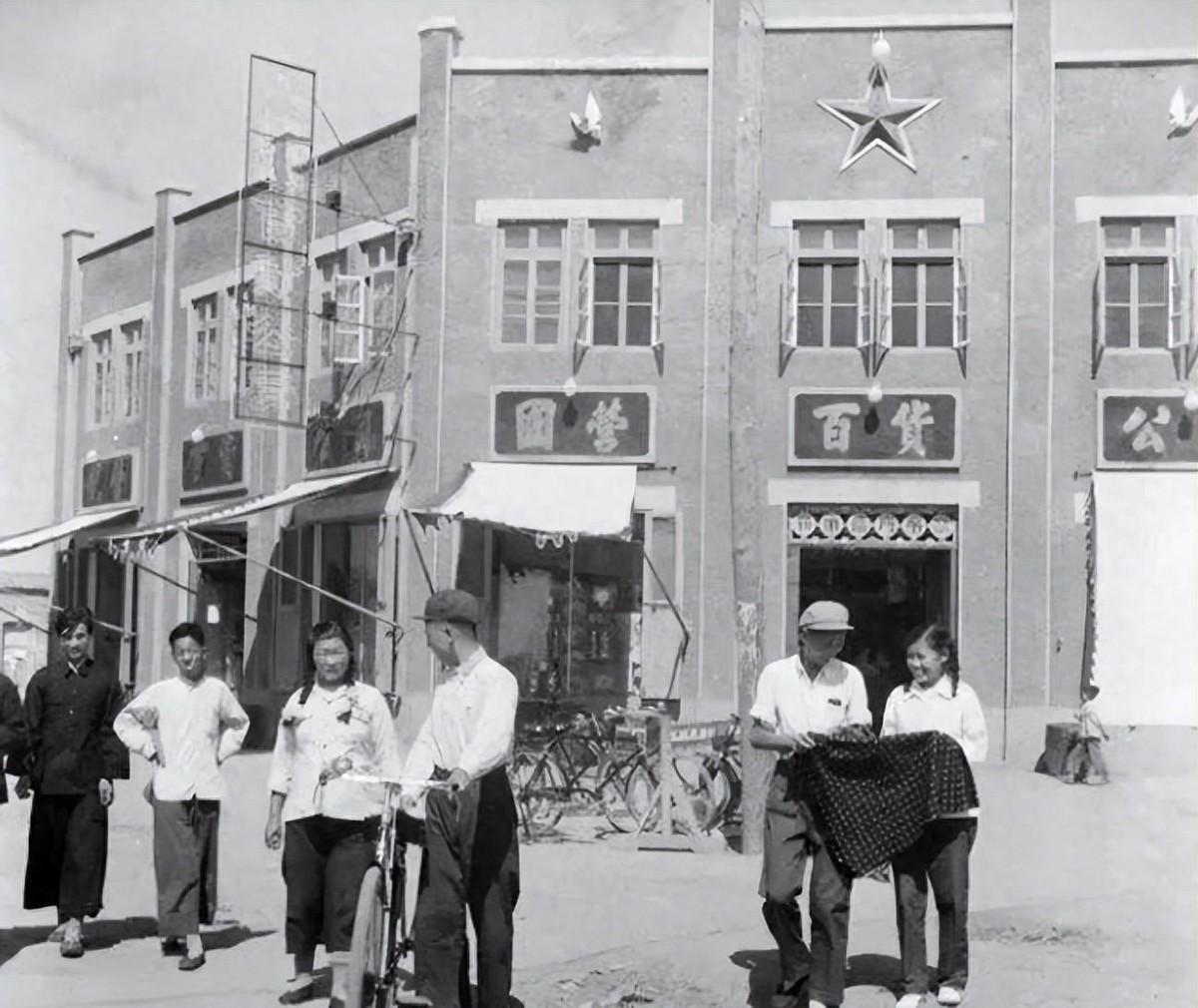 1959年毛泽东乘专列考察邯郸万亩棉田时询问：刘少奇有没有来过这里？
1959年